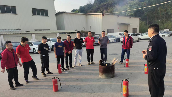 宏展封箱膠帶廠家開展消防實戰(zhàn)應(yīng)急演練，防患未然，保障安全生產(chǎn)